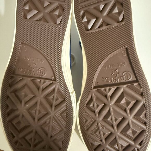 Brand New Women Converse - Picture 7 of 8